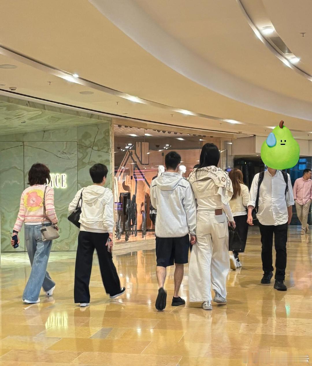 香港偶遇何猷君奚梦瑶逛街 网友在香港太古广场偶遇何猷君奚梦瑶夫妇逛街，夫妻俩感情