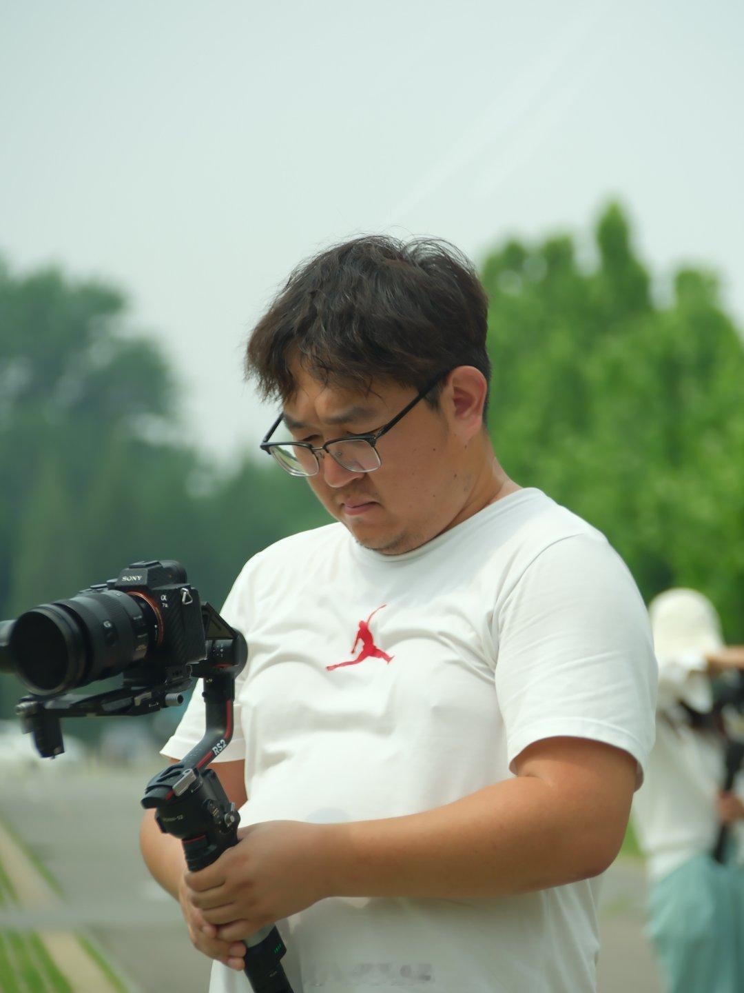 最近我司流行拍工作照，我给今天的作品起名叫做《酷暑与伽马》 ​​​