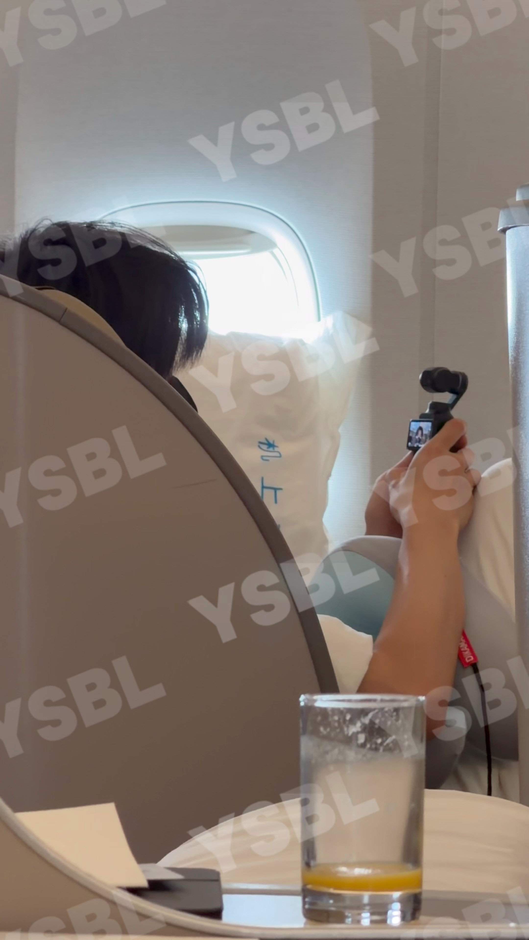 这个小女孩在制作巴黎vlog了 