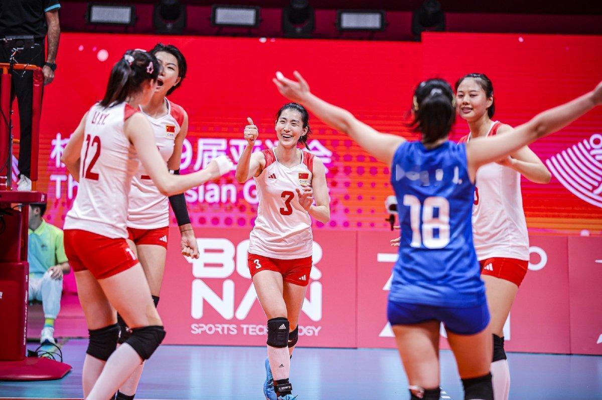 日本女排这下可太尴尬了！

第三局打出 10 比 2 的开局领先中国女排，场上队