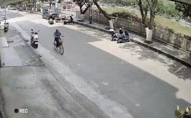 这次事故谁的责任？

公路上一女子骑着电瓶车，一路逆行，她骑车速度特别快，咣当一