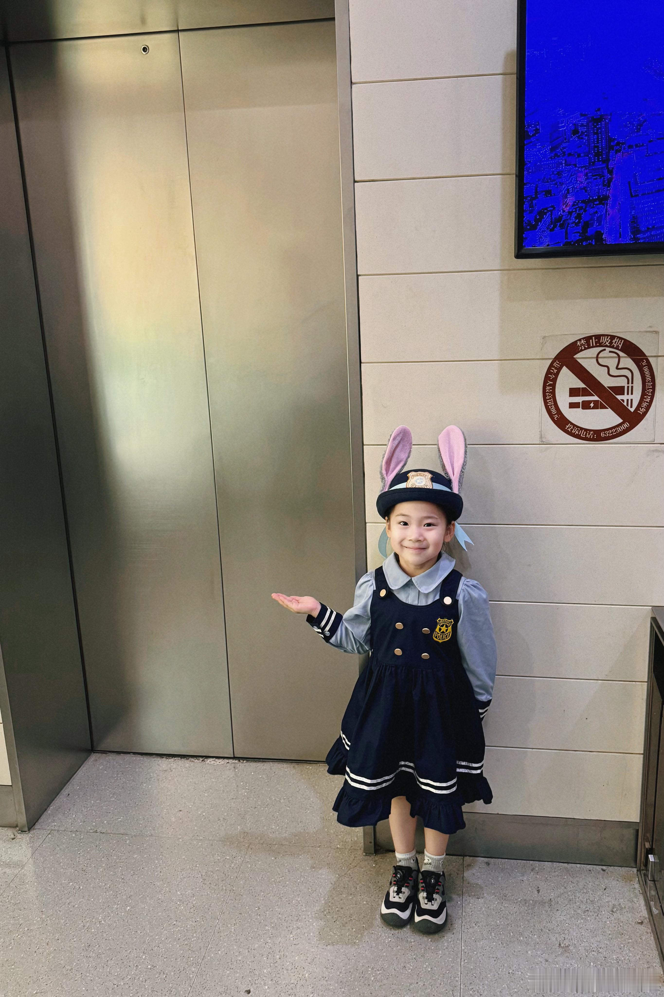 朱迪来南京路吃了个冰淇淋。 ​​​