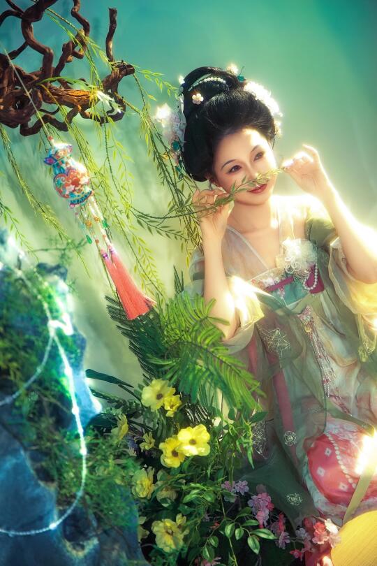 这一抹绿色，竟胜过了百花🍃