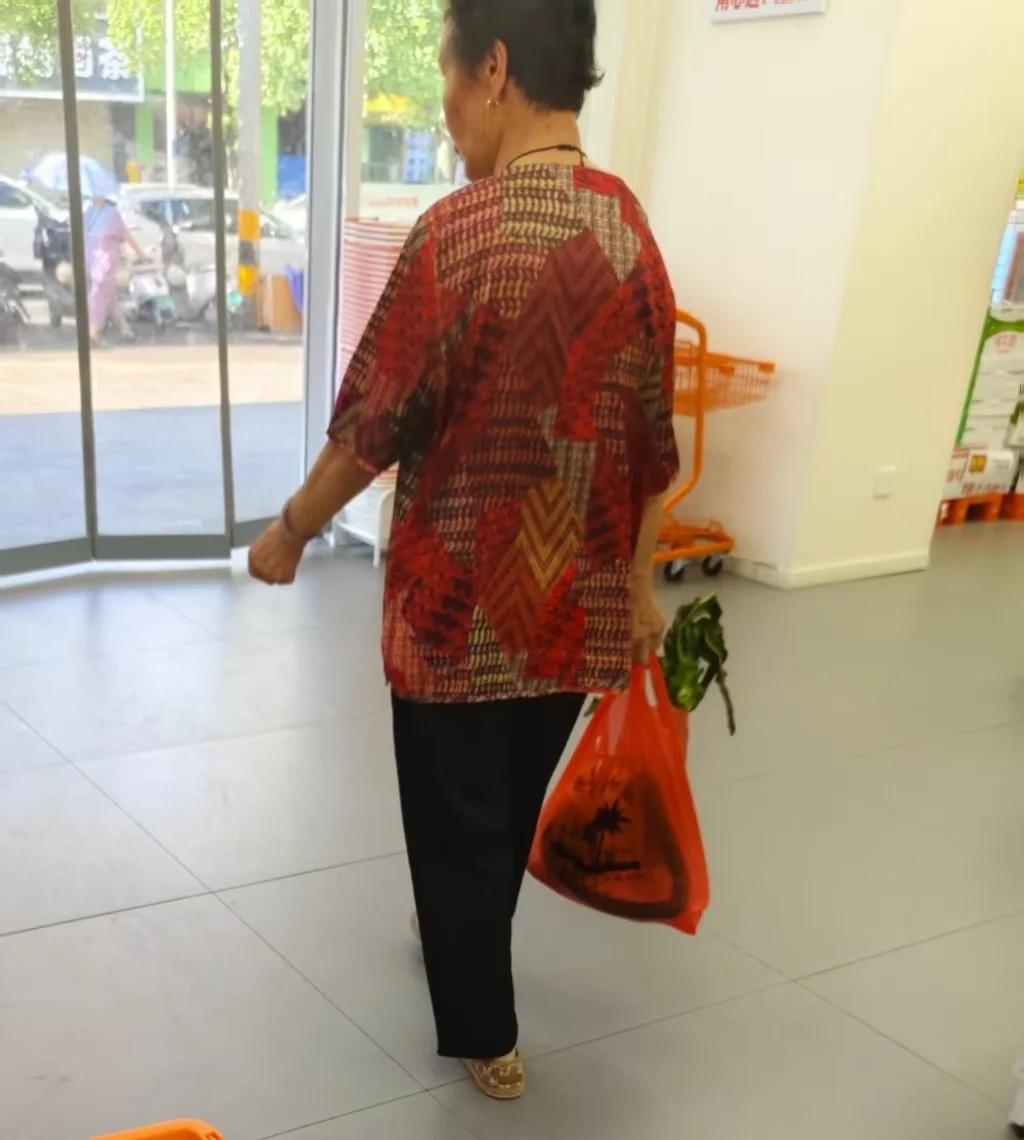 求求海口秀英区的家人帮我找找外婆谢谢谢谢
寻人启事
梁奶奶，76岁，身高1.5米