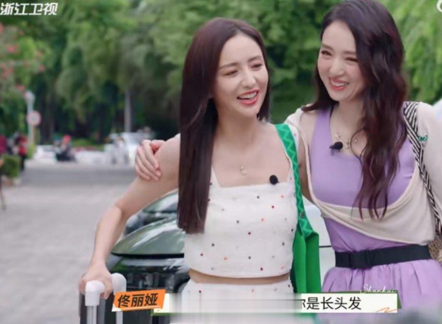 #佟丽娅董璇有孩子后的第一次闺蜜旅行#漂亮姐妹花[耶]当然要拍照记录啦；当佟丽娅