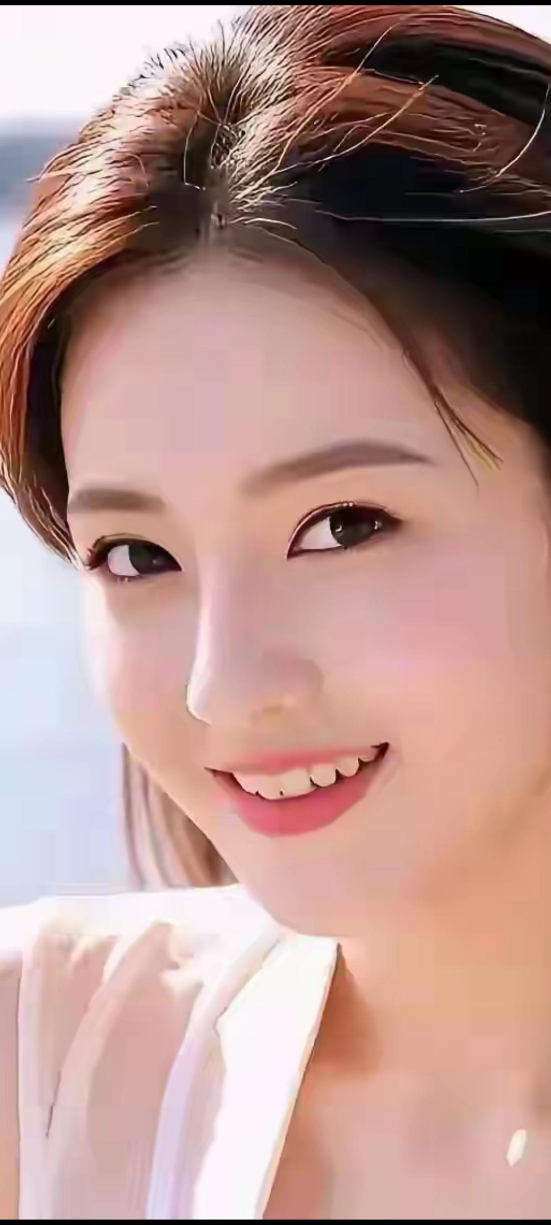 阳光下的微笑，温暖如春日暖阳。🌞😊