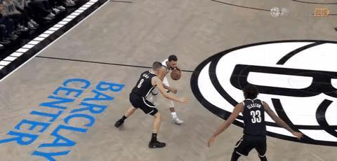 库里在三分线外被撞得踉跄倒地，裁判却摆手示意犯规在接球前——这种画面你见过多少次