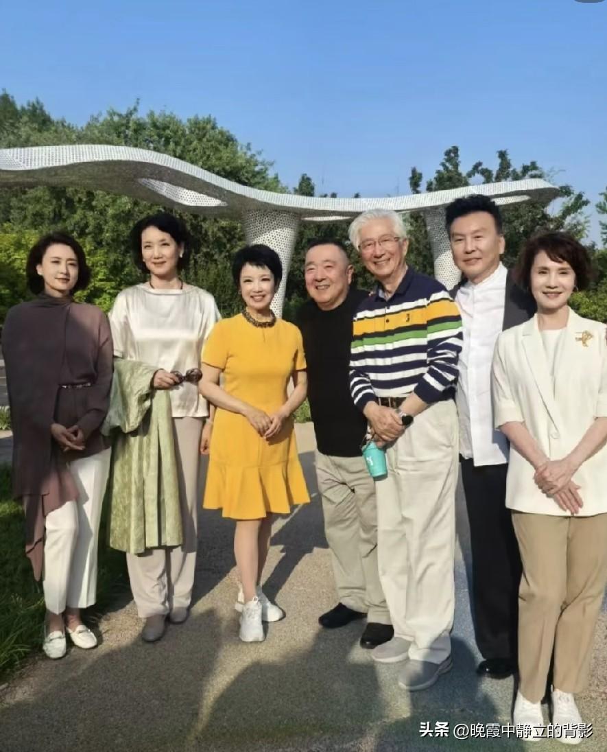 一众央视老牌主持人同框亮相，谁是你童年记忆里的屏幕面孔？
