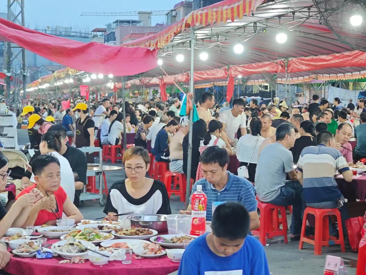 席开三百五十多围！龙船饭，真是一种别样的体验，三千多人同吃，如此大规模的宴席，我