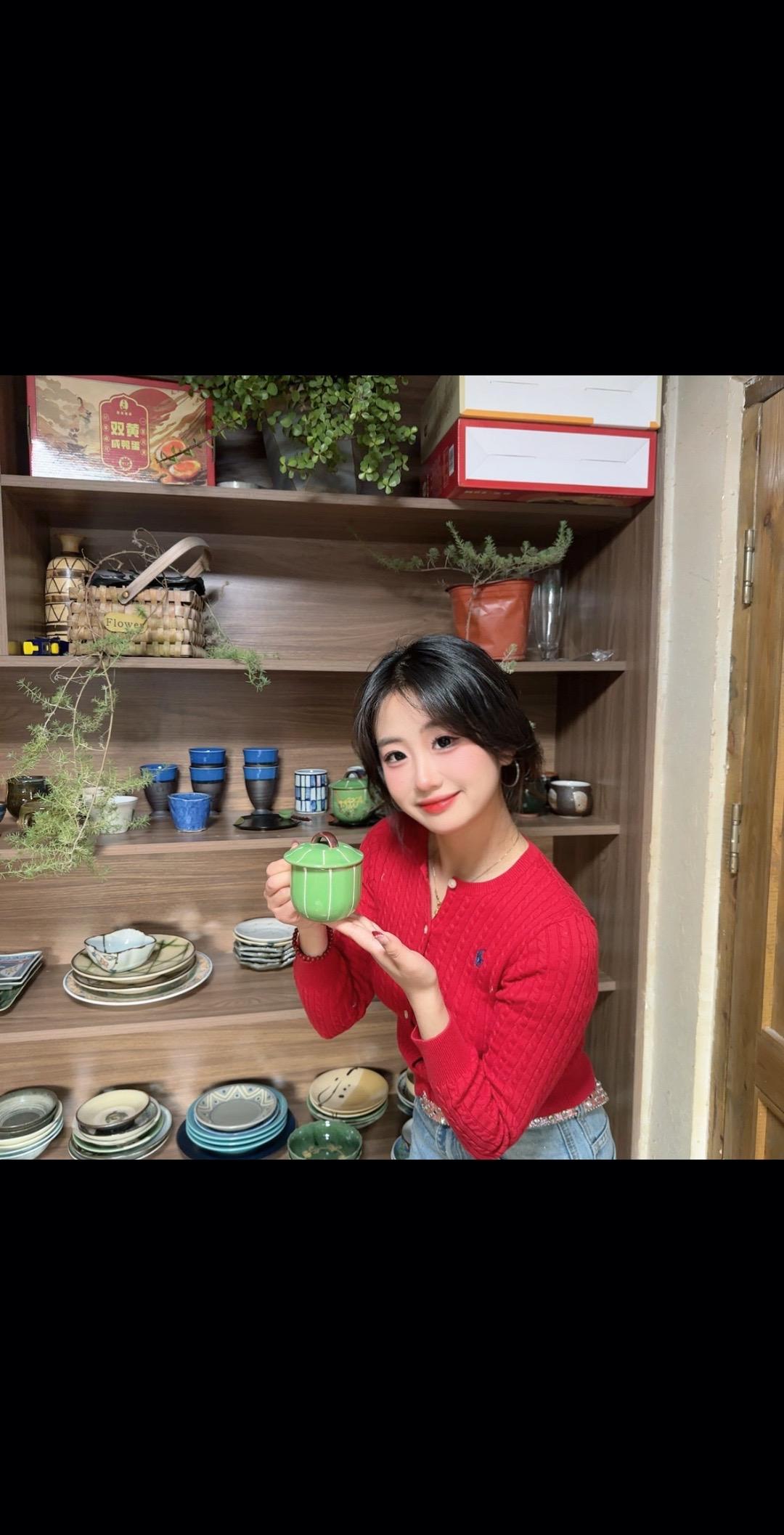 我总觉得好运气在等着我 总觉得有什么新鲜 美妙的事 向我走近了