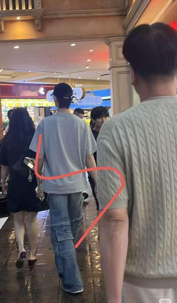 奎彬一家都是天使🥺
因为做了eumppappa的挂件，一直想找机会送给奎彬的爸