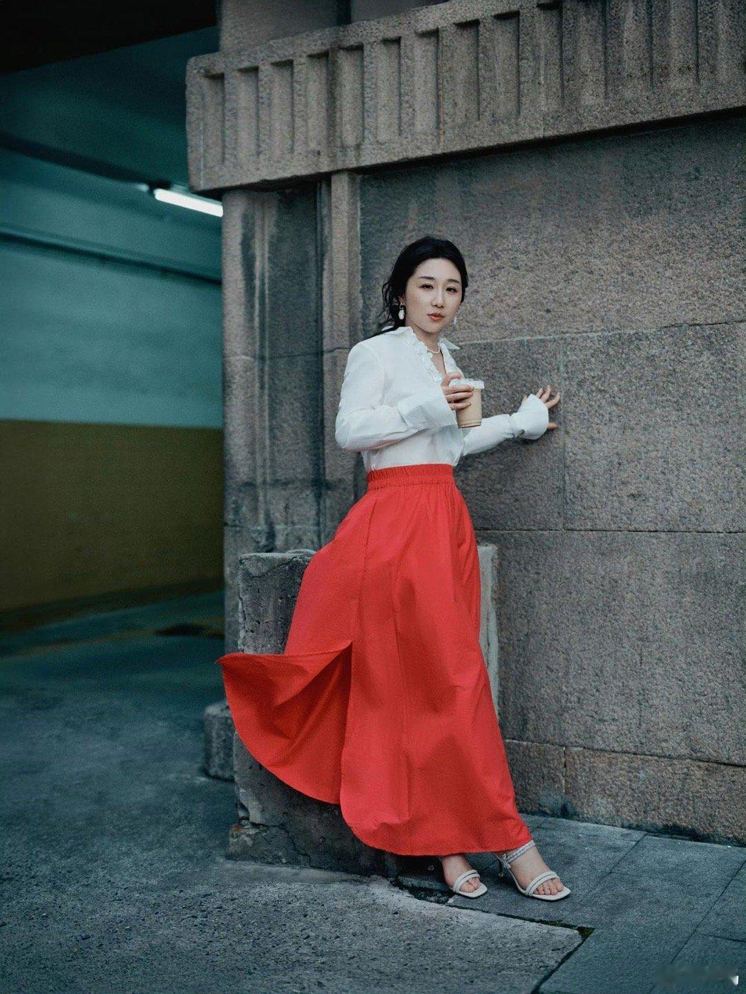 傅首尔妈系变姐系 黑色系穿搭低调有格调，线条简洁利落，状态自然松弛，褪去“妈系”