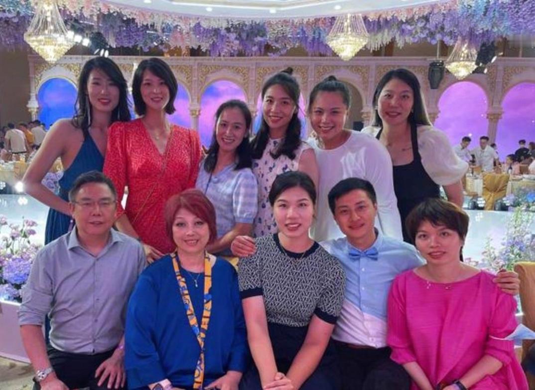 7位鲜衣盛装的女排名将同框：
惠若琪延颈秀颈，粉妆玉琢；
魏秋月朱唇粉面，清姿雅