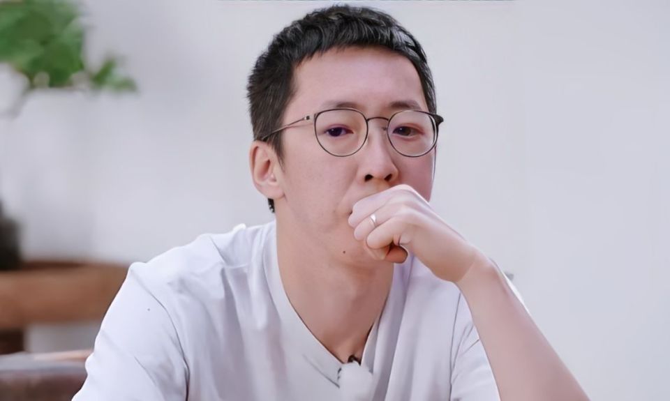 留几手全网缅怀教育引路人张雪峰，留几手偏要当显眼包，用七个字消费逝者，怼网友时粗