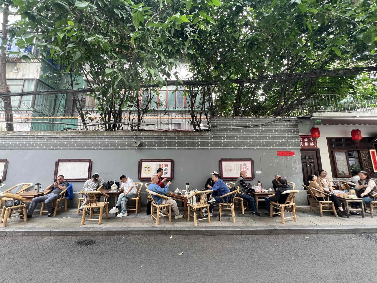 在成都像“老成都人那样生活”，应该是这样的：树荫下，街沿边，小方桌，靠背竹椅子，