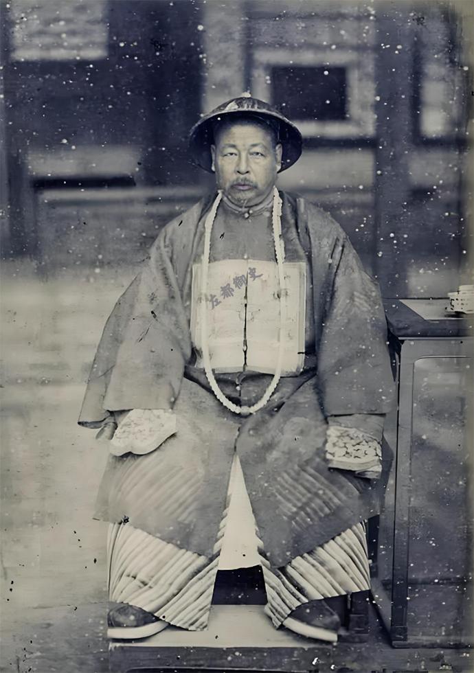 左宗棠去世的时候，瓶瓶罐罐外带铺盖卷，所有家伙事全部整理下来，只有2万两白银。要