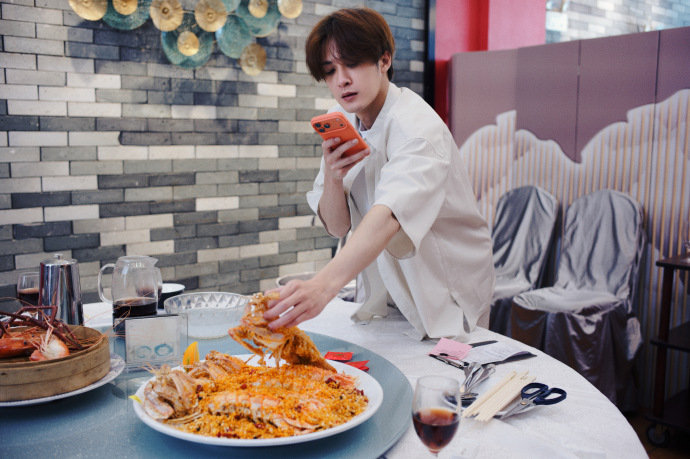 檀健次：手机先吃谁懂同时拥有第一视角和第三视角的幸福感，这个 就是不管看到什么都