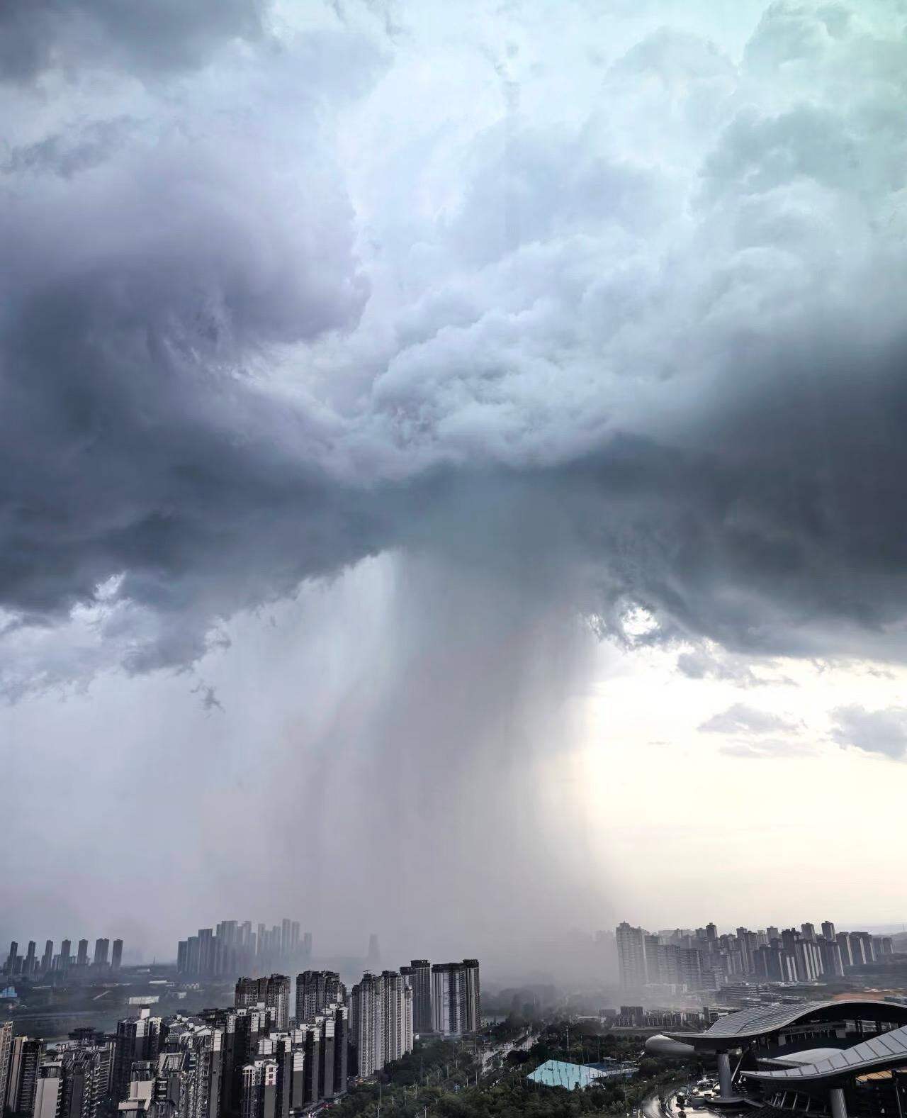 南宁的天漏了？

为啥中考都要下雨……记得我当年中考的时候裤子湿完了，边考试边手