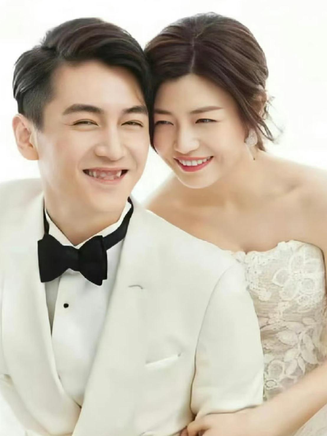 陈晓没去参加陈妍希父亲葬礼  好离谱，父亲去世了不好好的悼念父亲，拿出来踩一下前