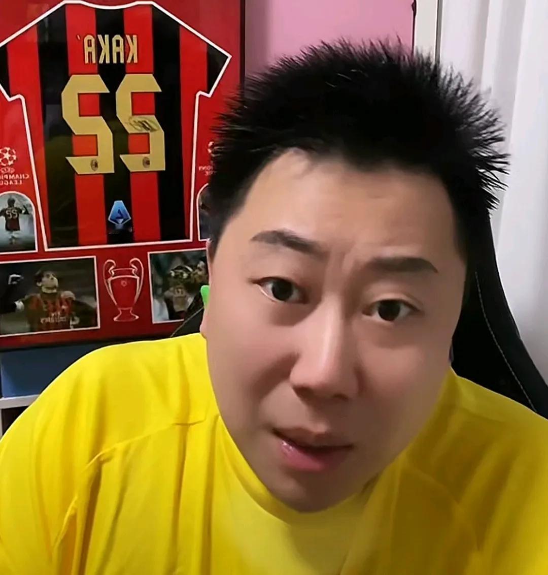 媒体人李宝库坚决表示，武磊肯定比不上杨晨。
李宝库在直播时认为，武磊在能力上肯定