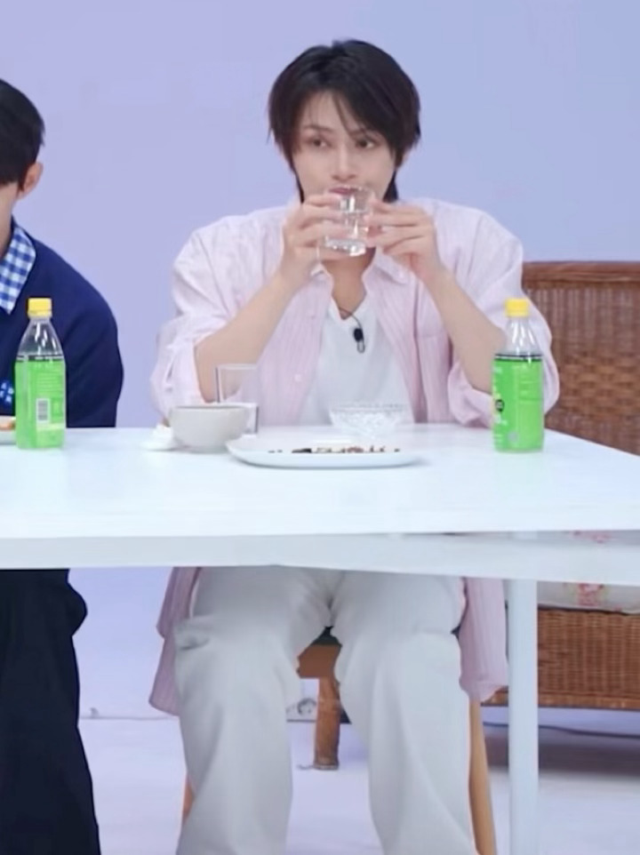 JUN文俊辉 喝水的时候眼睛一眨一眨 