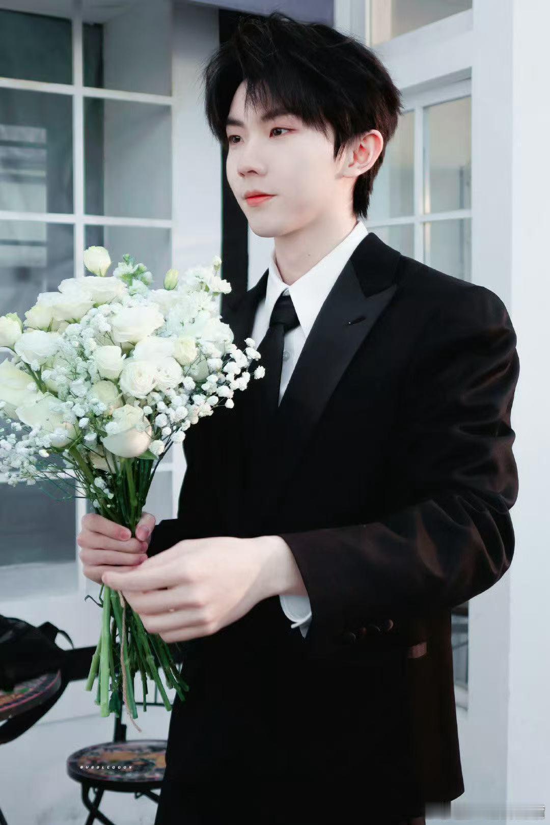 马嘉祺 杨柳絮别飘了 出门散步必听这首歌，旋律轻快又舒服，马嘉祺的歌声让春风都变