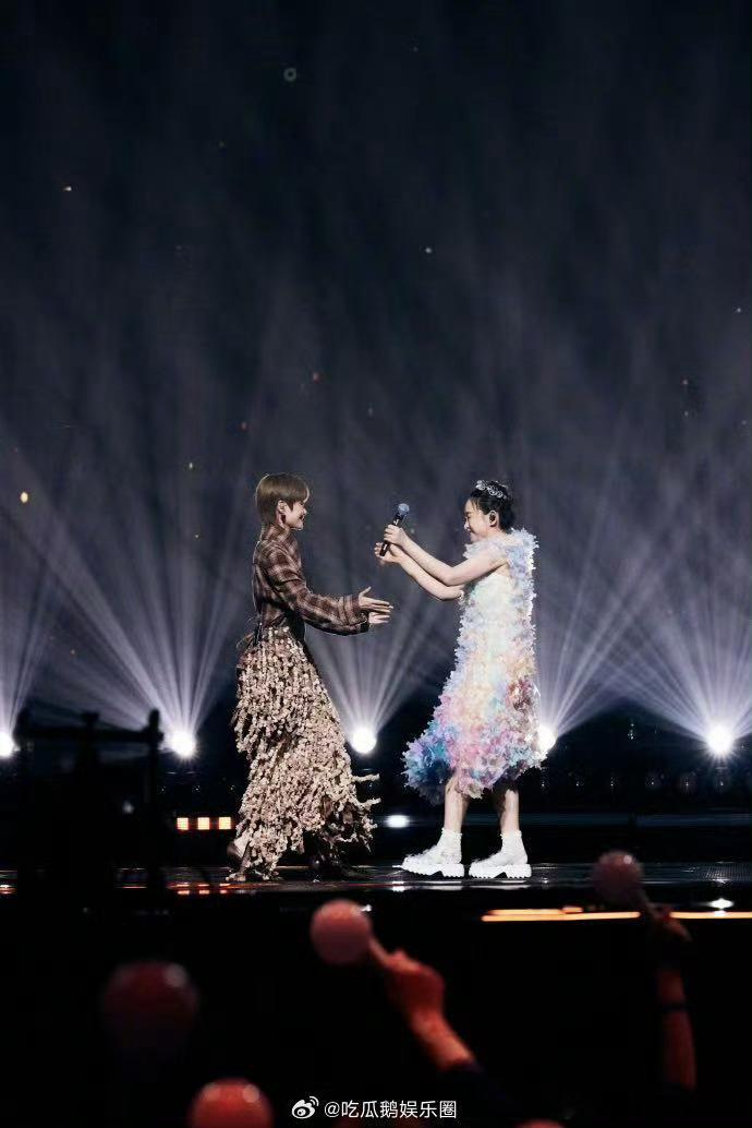 李宇春全场一起DIDIDA 听李宇春把《下个，路口，见》唱成粤语版，忽然觉得“等