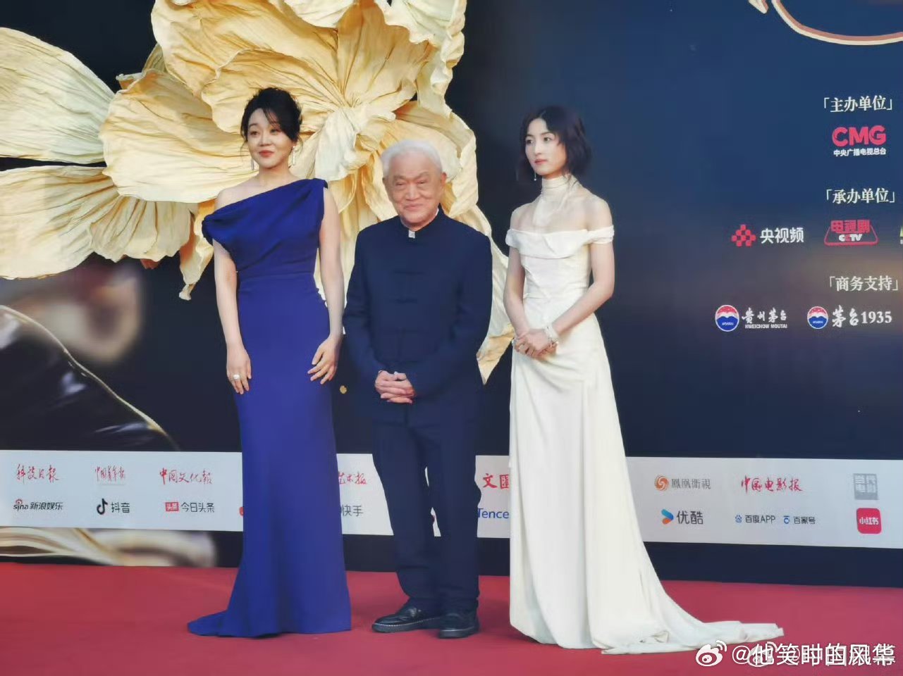 闫妮蓝裙好温柔闫妮中国电影盛典红毯状态 岁月从不败美人！闫妮身着蓝裙亮相电影盛典