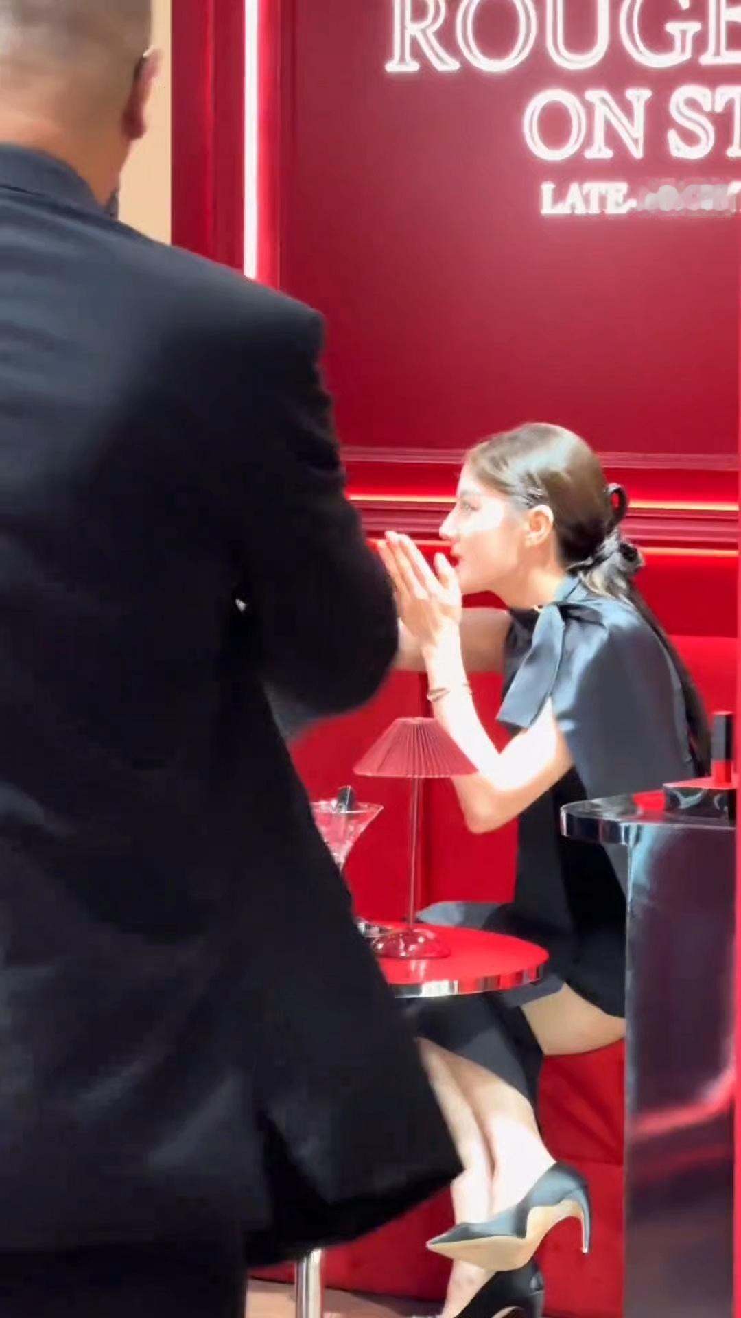 姐姐这个高跟很曼妙迪丽热巴这个镜子放得好妙