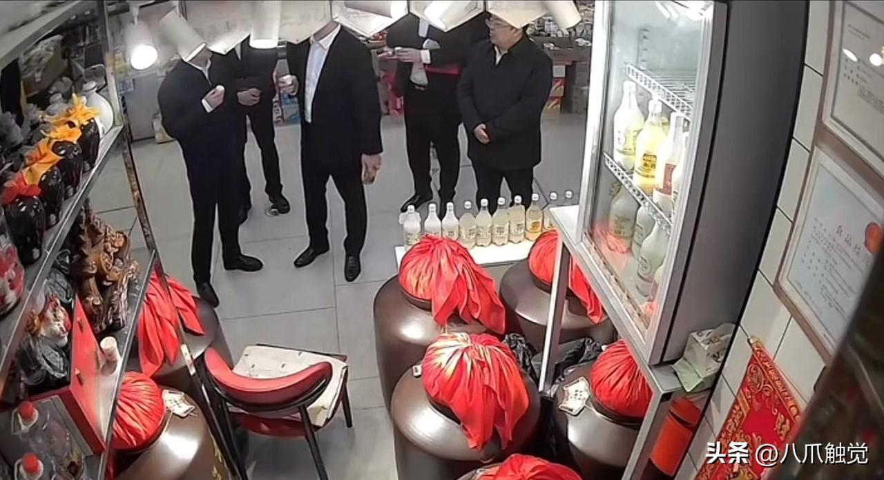 京东集团大老板刘强东到东北考察逛市场，经过一间卖散装白酒的小店，他停下来，问老板