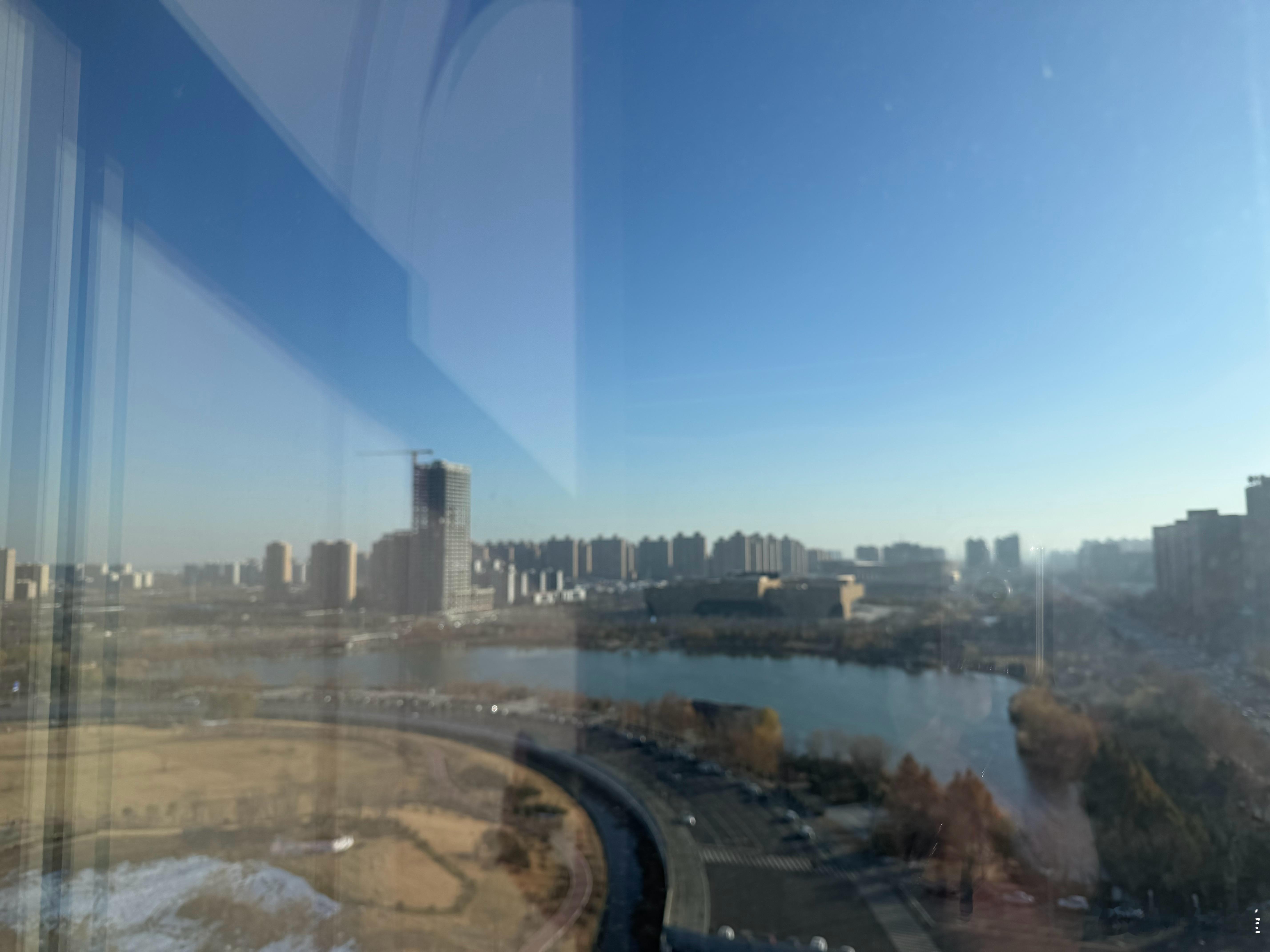 这个湖从天上看就是一个大元宝俗称：元宝湖对了安阳中轴线北边的易园那个湖从天上看就