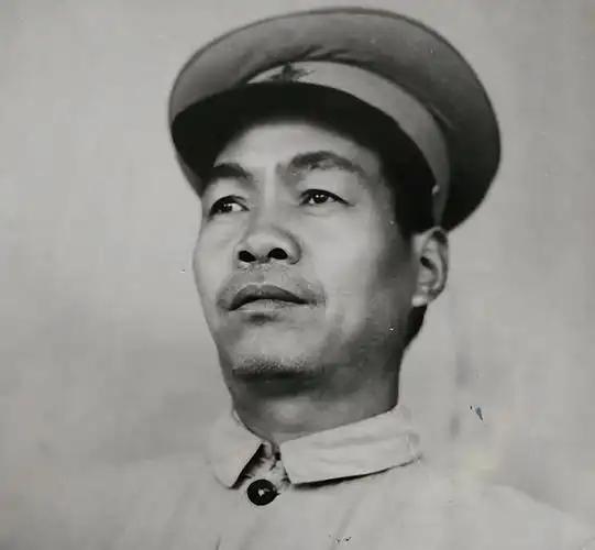 在革命岁月中，许多忠诚的战士与毛主席结下深厚情谊，张宗逊便是其中之一。

三湾改