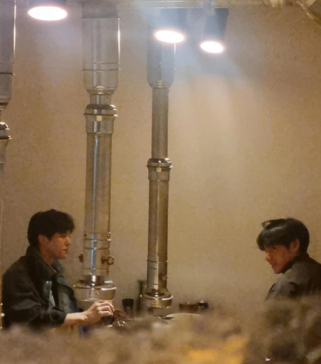 偶遇宋江金泰亨吃饭宋江金泰亨的友谊也太好嗑了吧！退伍后不忙着营业，先约着去狎鸥亭