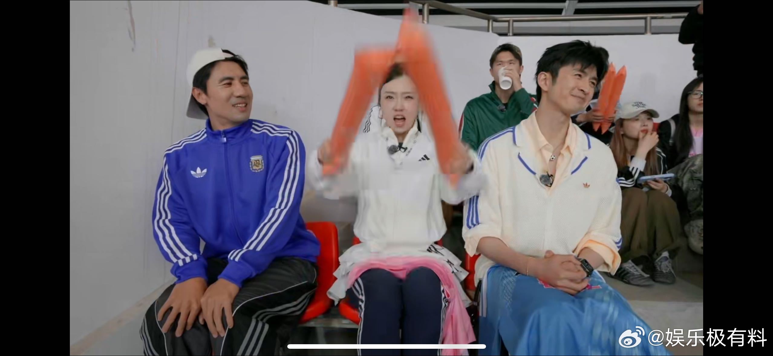 张云龙看球越看越上头张云龙生动诠释何为球迷本色，坐在看台认真观摩赛事进程，兴致浓