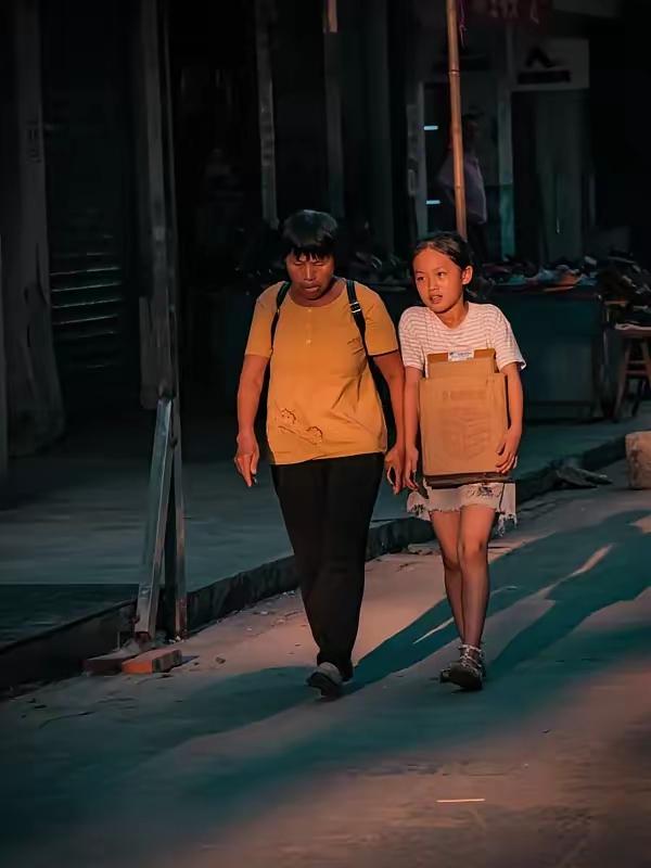 为挣女儿大学学费，我在工地扛砖，她非要跟着一起干
 
我这辈子没什么大本事，最拿
