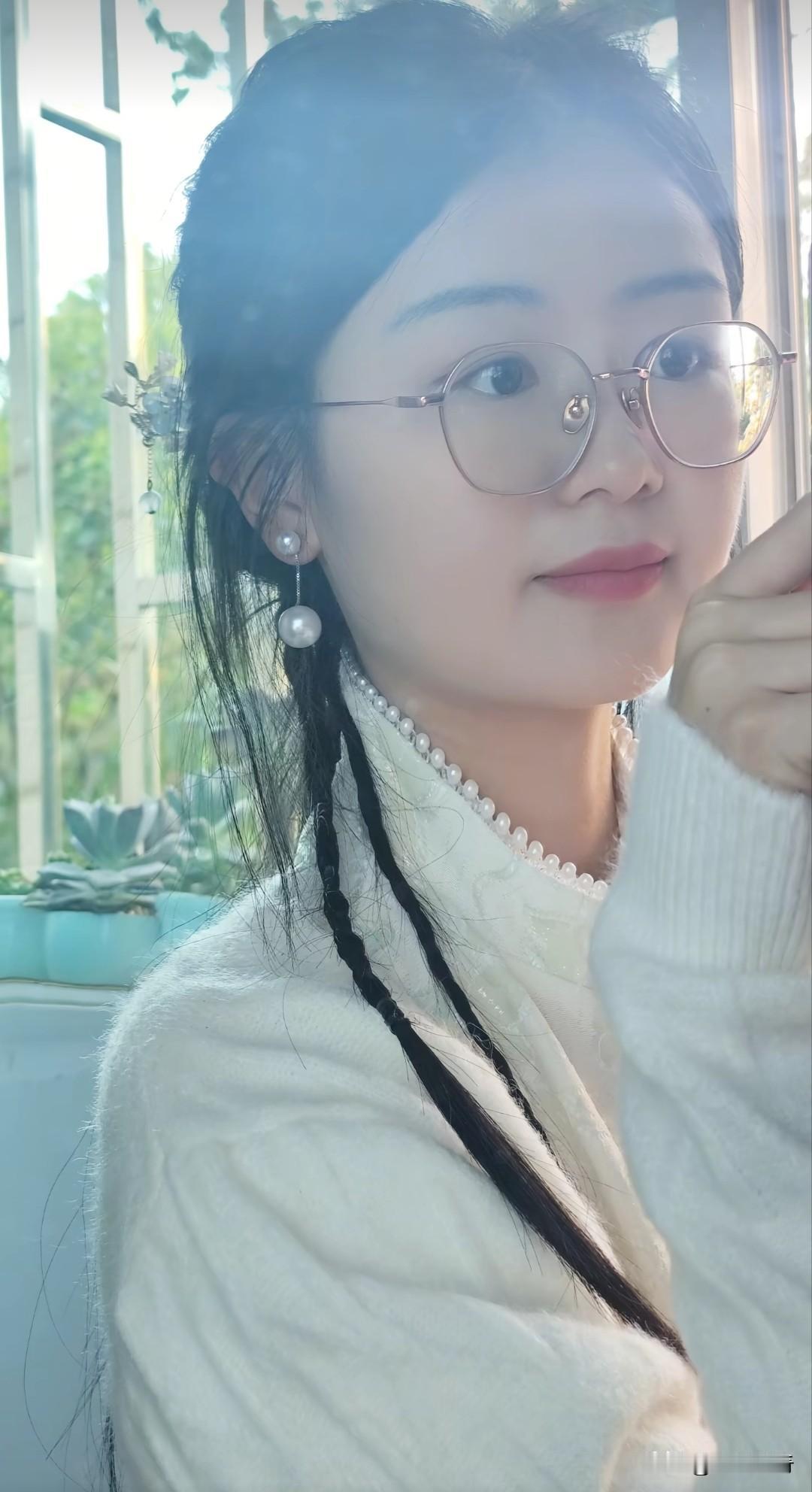 晒出妈妈年轻时候的样子这就是我妈妈年轻时候的样子，那个时候我还没出生。如果我的妈