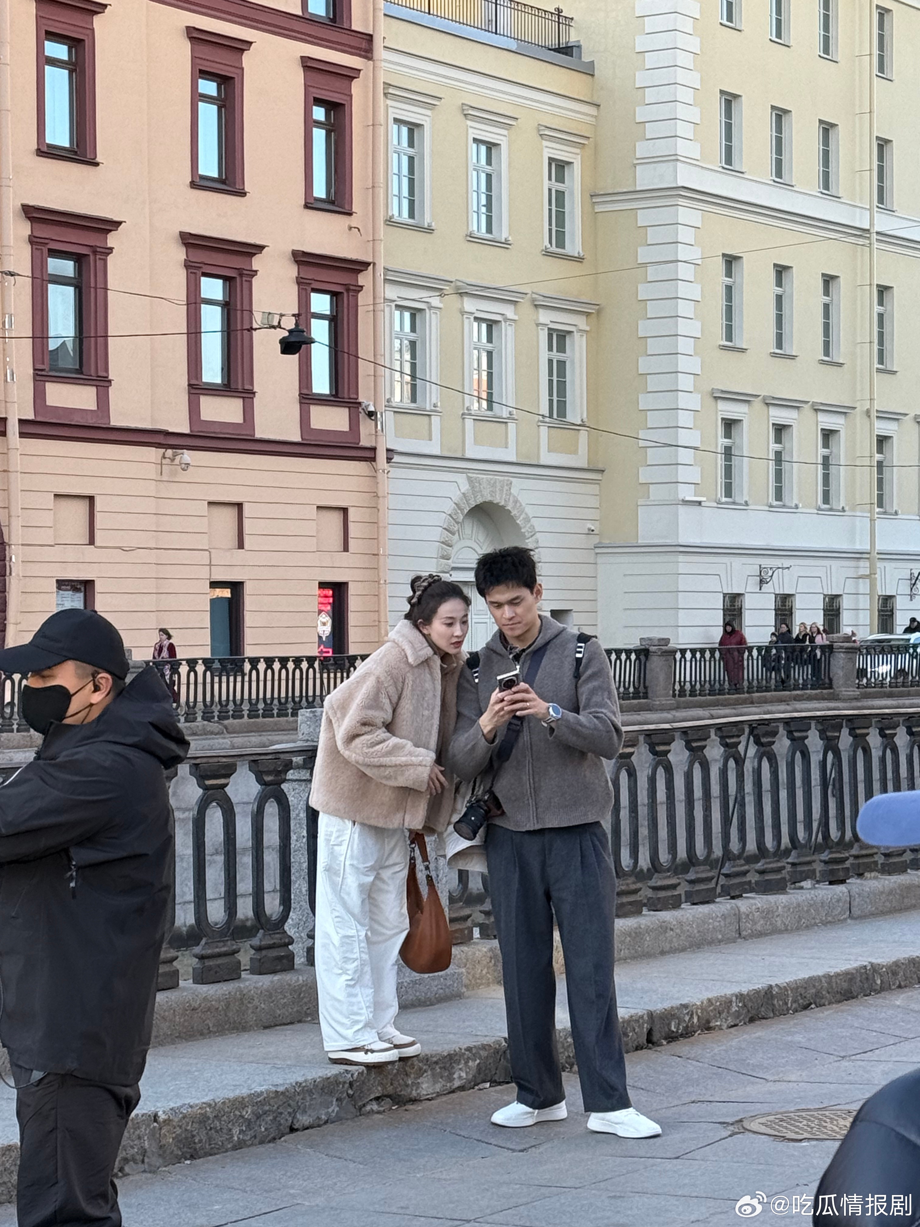 孙杨张豆豆俄罗斯街头牵手举高高 孙杨张豆豆俄罗斯街头甜蜜出街，自然互动不做作，真