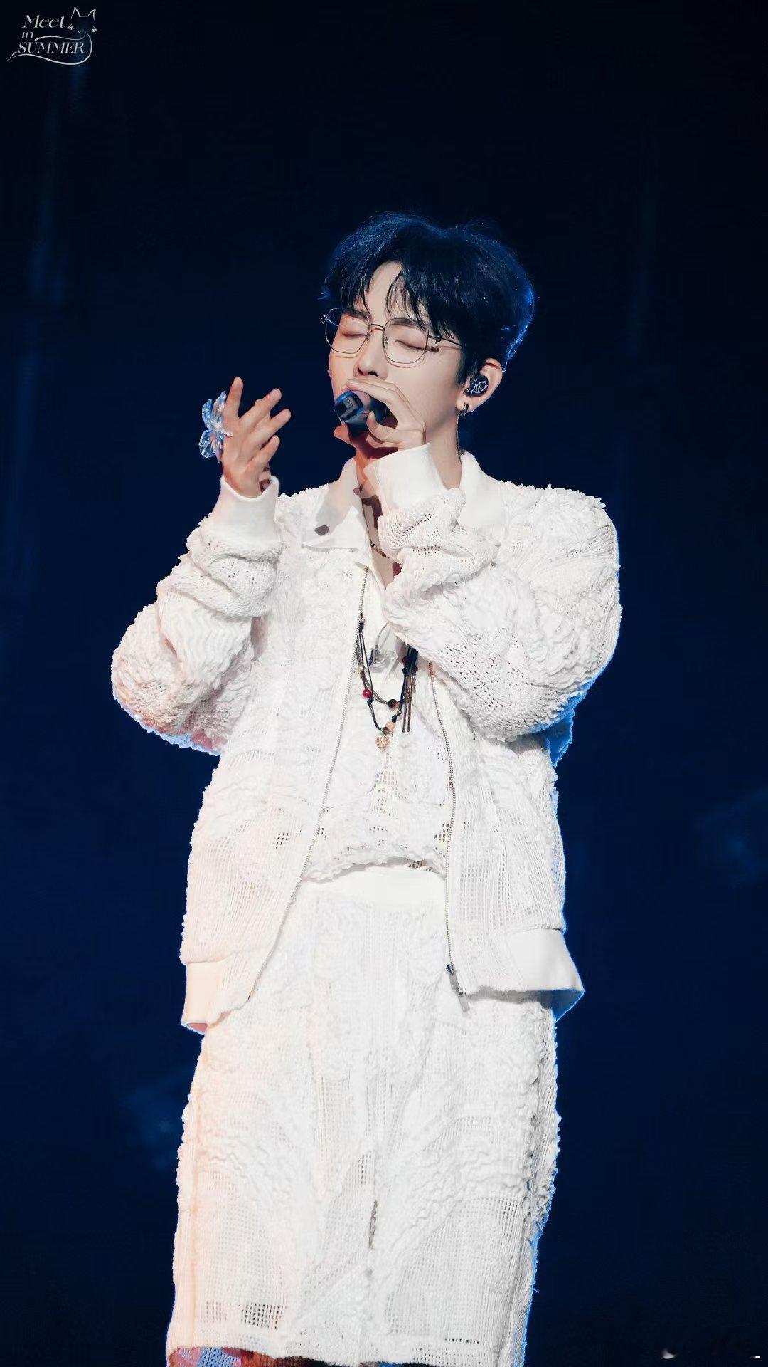 胡夏演唱会 救命！胡夏演唱会现场也太赞了吧！唱功稳得一批，经典歌曲大合唱的时候直