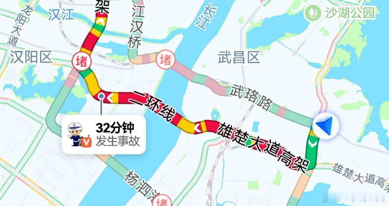 五一还没到武汉一街道已人山人海五一还没到，今天的二环已经这样了