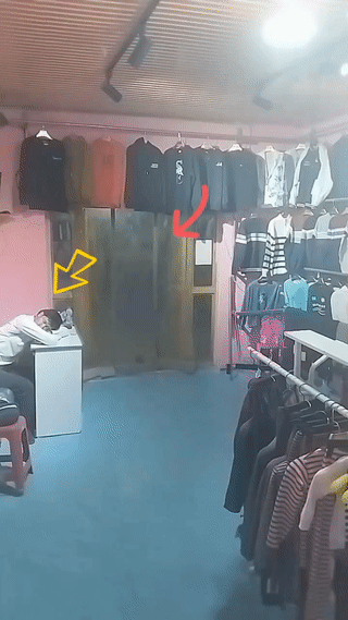 这家服装店的店主竟然睡觉睡这么死？
难怪这个小偷进店盗窃衣服的时候会这么有恃无恐