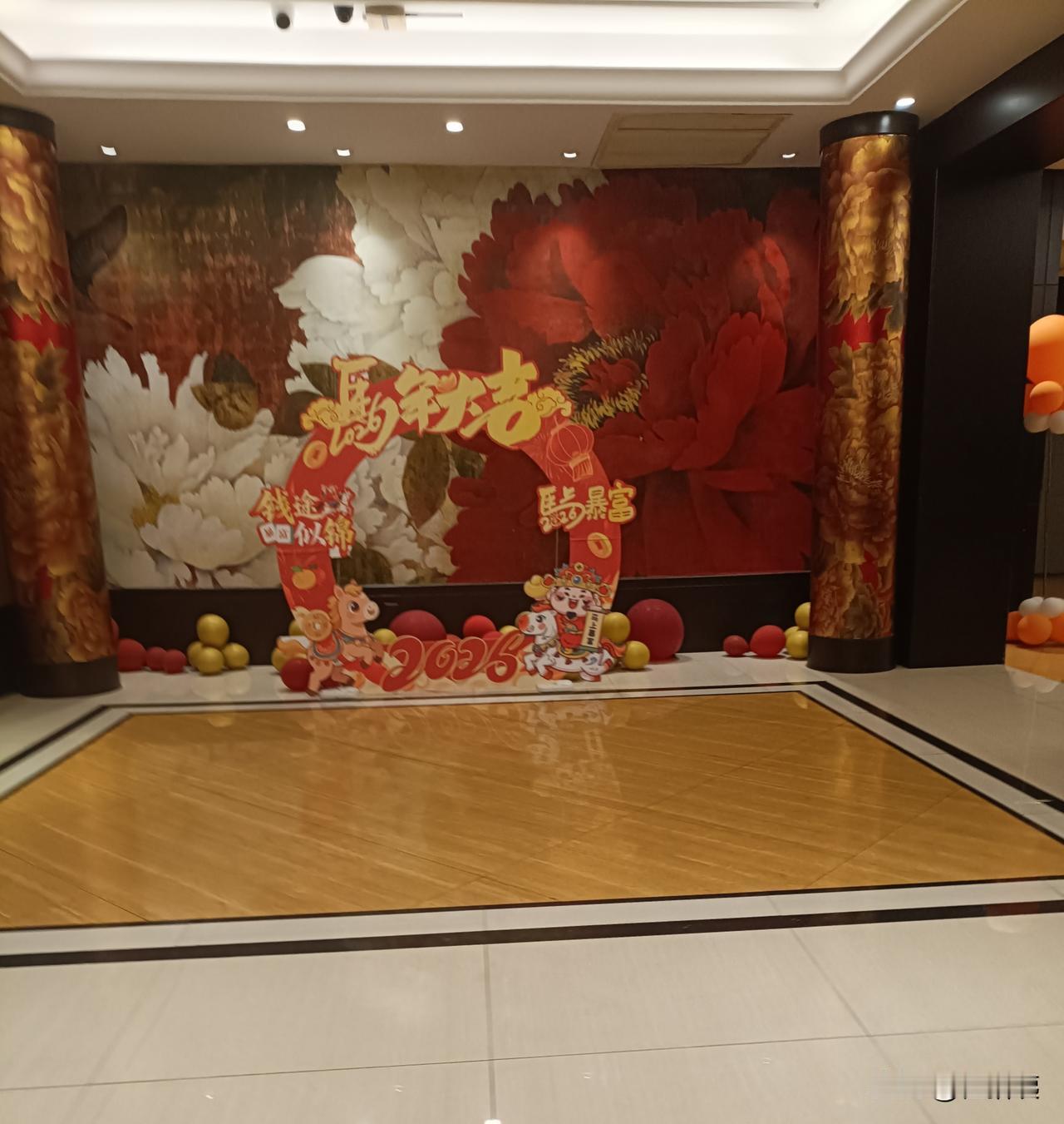 年夜饭在饭店吃，好像有十几年了，其中口罩期间停了两年。[大笑]
一大家子家里收拾