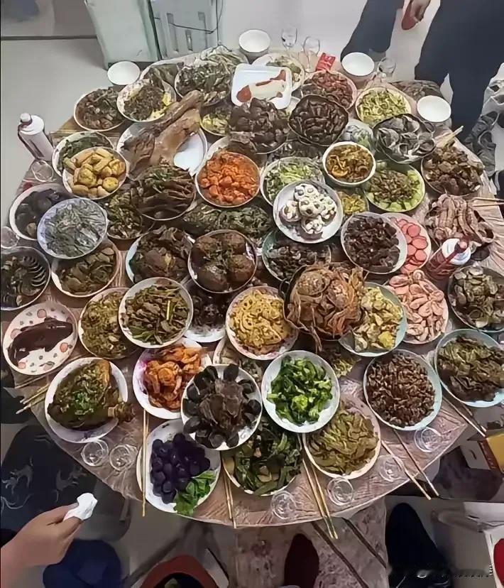 这是谁家的年夜饭，量太大了，二十几个人应该也吃不啊！