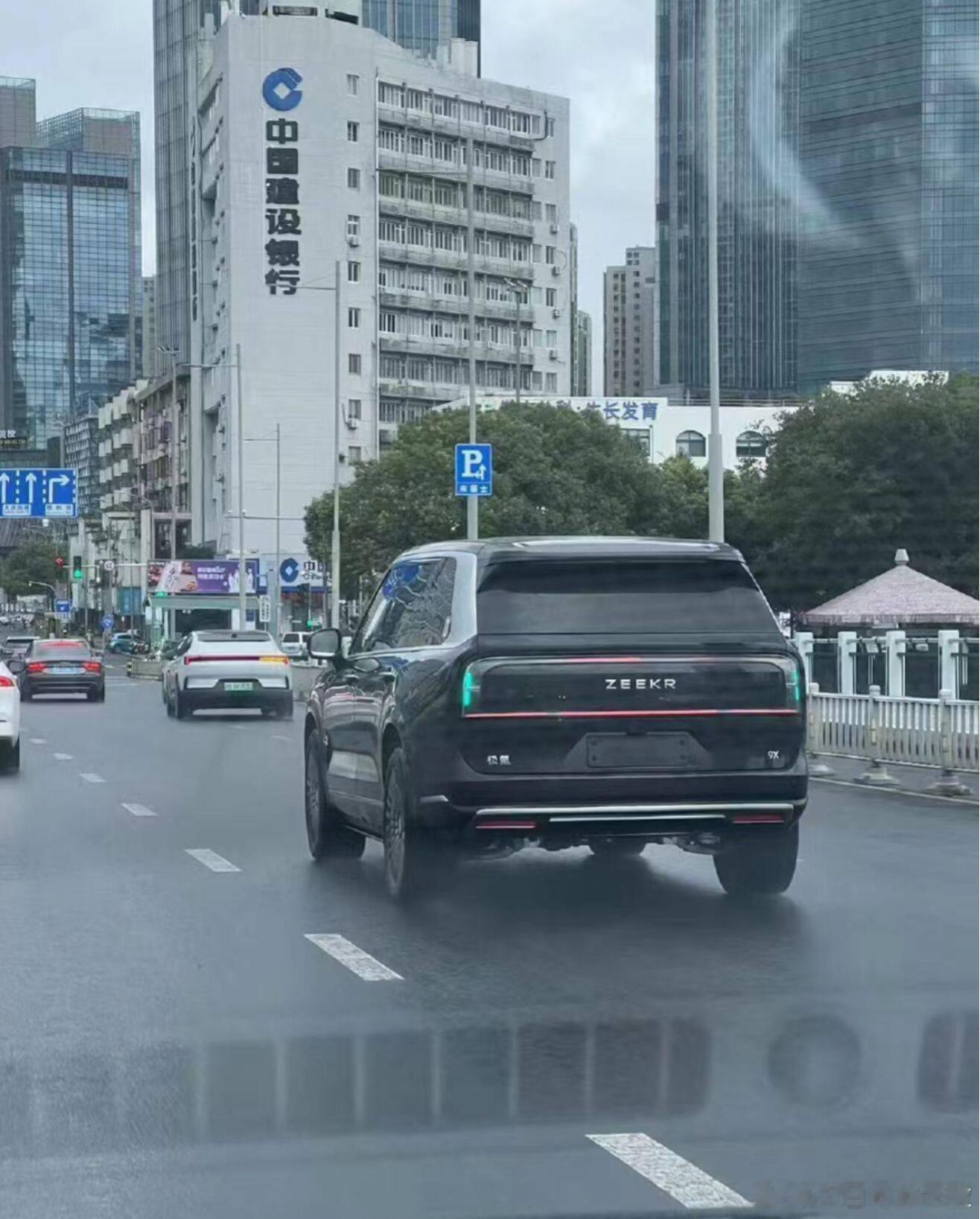 极氪 9X 也用上了智驾小蓝灯？新能源汽车大v聊车 ​​​