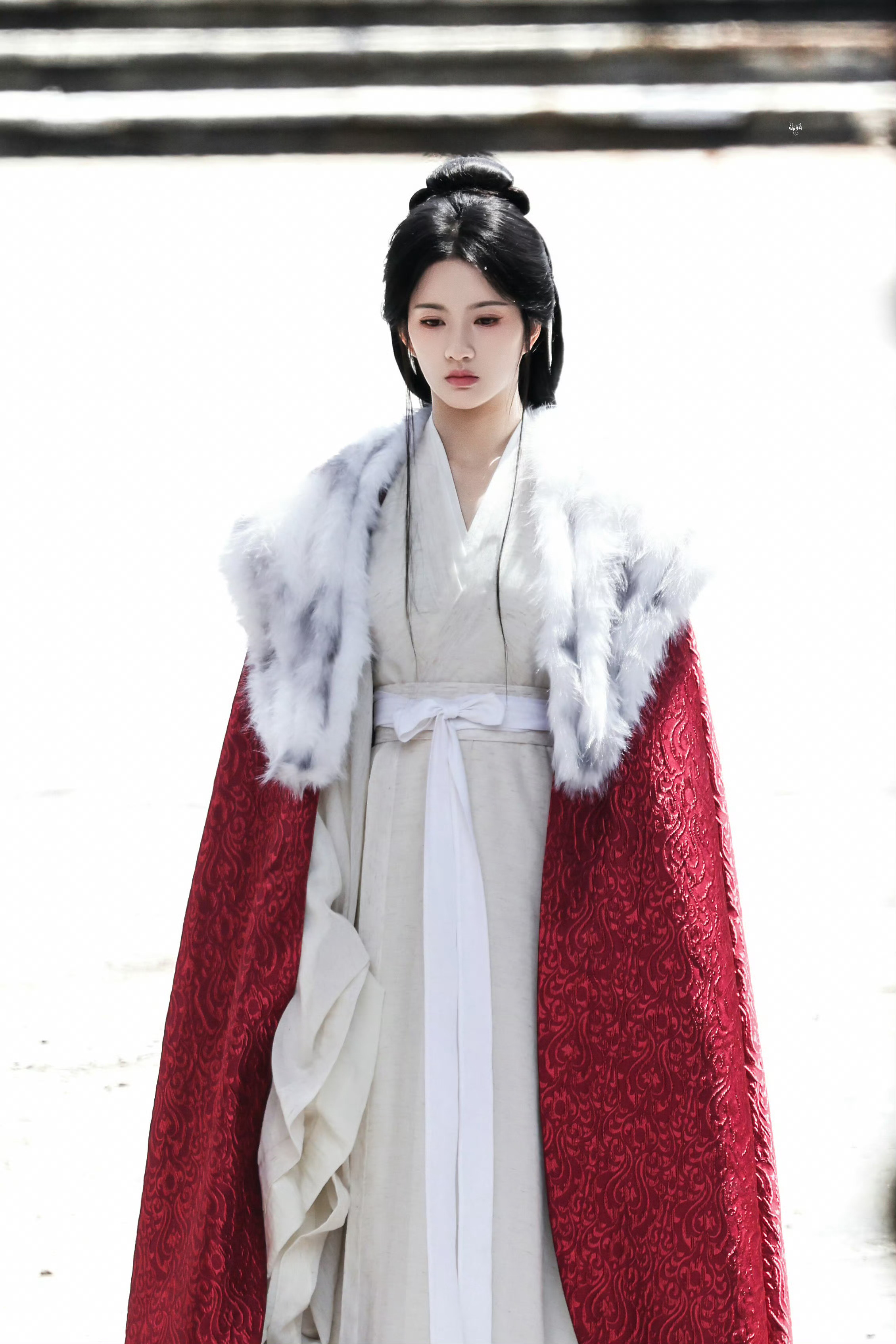 些宁好适合素素的造型哦～～～刘些宁 《归良辰》☽ 白衣+红斗篷-下雪❄️❄️❄️