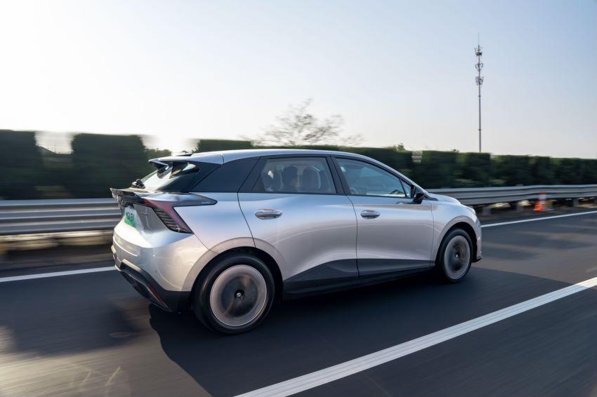 中国拥有全球最完整、响应最快的汽车产业供应链,工信部数据显示，中国动力电池产能占