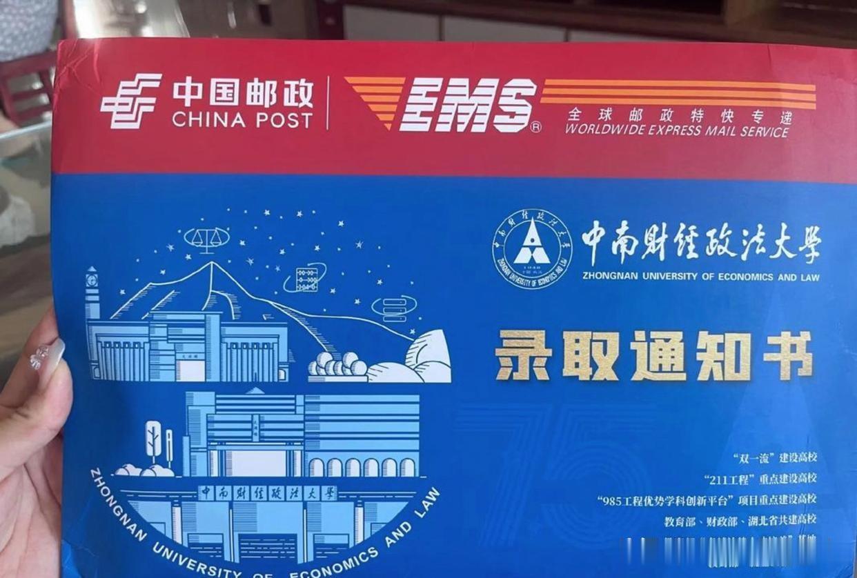 一诺千金！考生考上北大，
房东兑现承诺，免房租还奖3万。
一句随口鼓励，
众人皆