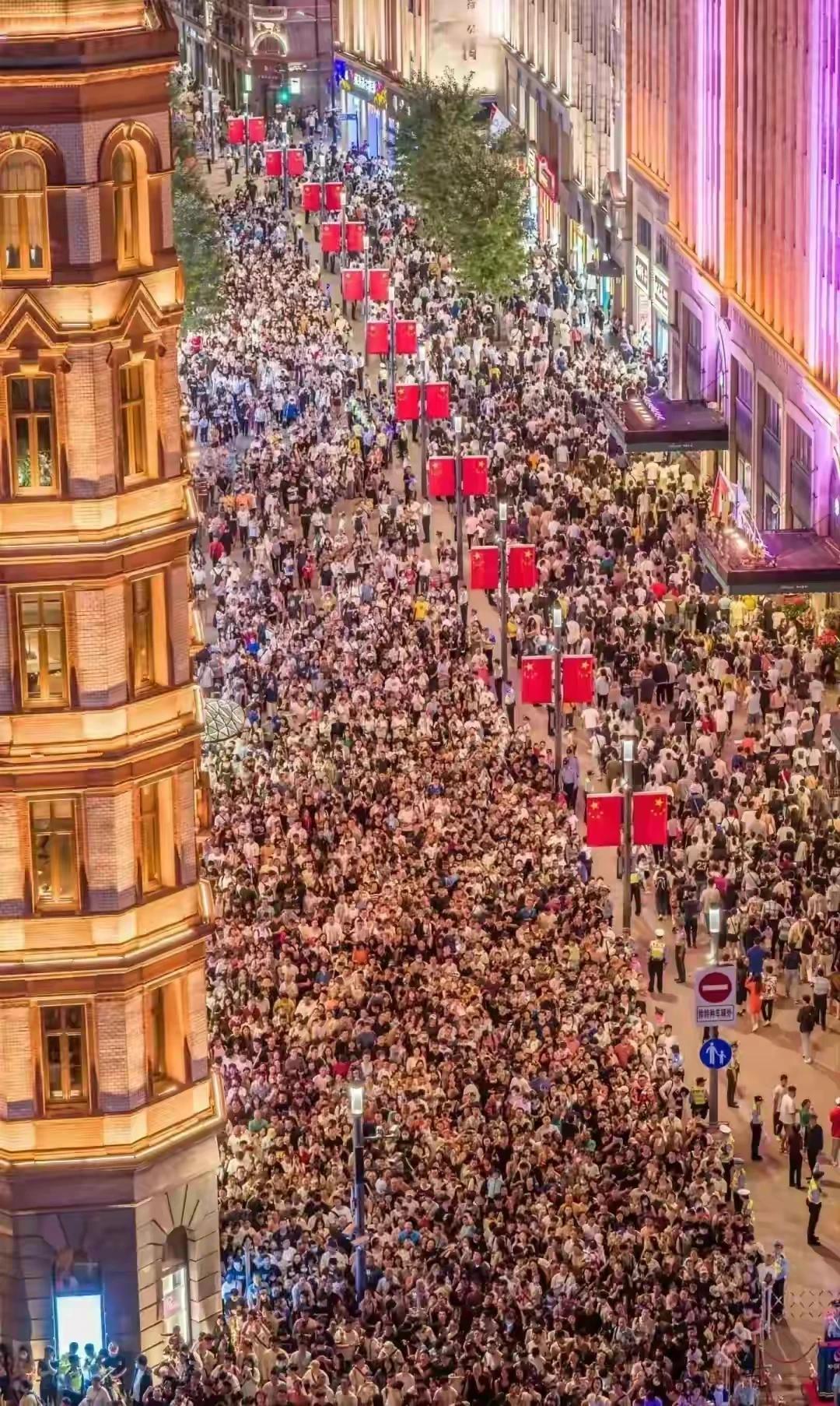 一边抱怨着景点人多，一边还是积极出去旅游！到了景点后继续抱怨人多，直到安全返回家