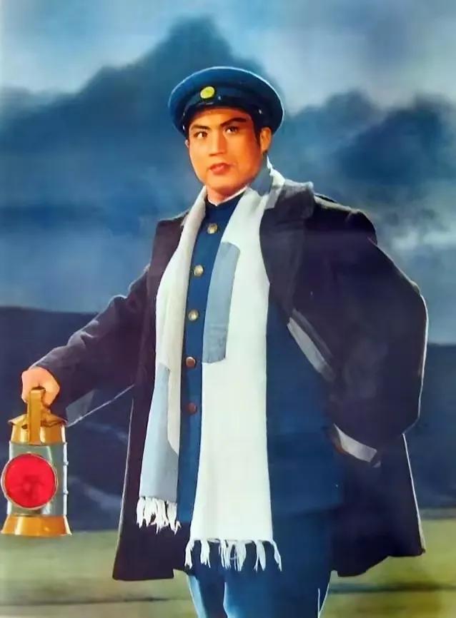 最先出现的三个现代京剧样板戏《红灯记》《沙家浜》《智取威虎山》