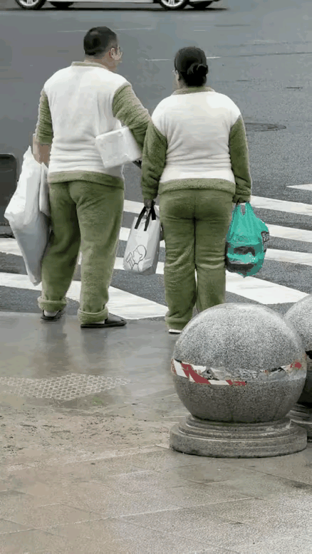 真般配！
真爱吧？不是一家人不进一家门，这身材，这情侣装，这走路的姿势，丰满而又