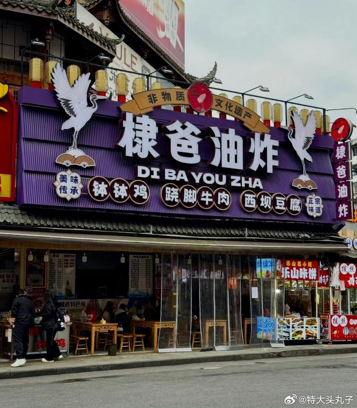 王鹤棣父亲回应店铺遭多条差评，不舒服了。王鹤棣父亲接受记者采访表示，店铺生意下降